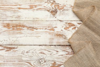 Beyaz ahşap arka planda çuval bezi