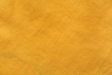 Arkaplan olarak sarı masa örtüsü, yakın plan