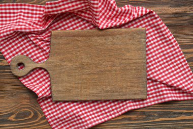 Tahta kaplamalı kırmızı kareli peçete