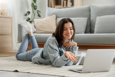 Genç bir bayanın evde halıda randevusu var.