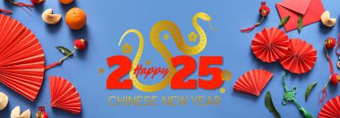 Çin Yeni Yılı için bayram afişi. Mavi arkaplanda geleneksel semboller var.