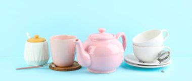 Açık mavi arkaplanda şık çay seti