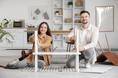 Mutlu çift mutfak raflarını birleştiriyor.