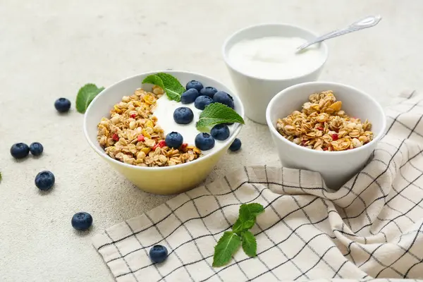 Hafif arkaplanda yoğurt ve lezzetli tahıl gevreği.