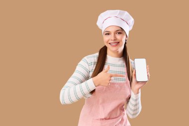 Kahverengi arka planda kadın pastacı