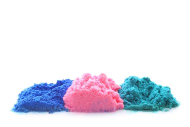 Beyaz arkaplanda izole edilmiş renkli toz pigmentleri yığını