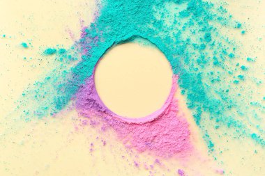 Renk arkaplanındaki farklı toz pigmentlerinden yapılmış çerçeve