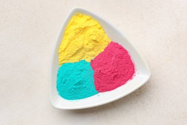 Açık arkaplanda farklı renk pudrası pigmentleri olan plaka
