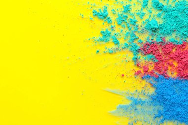 Sarı arkaplanda renk pudrası pigmentleri kümesi