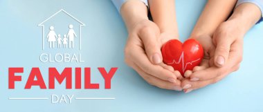 Açık mavi arka planda kırmızı kalpli anne ve çocuğun elleri. Küresel Aile Günü Afişi