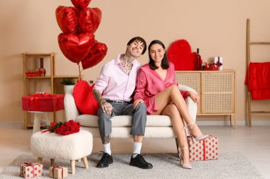 Genç bir çiftin evde randevusu var. Sevgililer Günü kutlaması