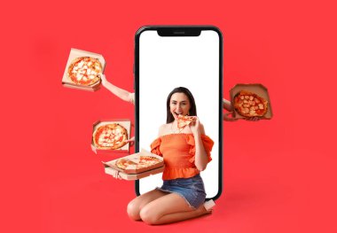 Lezzetli pizza yiyen genç ve güzel bir kadın. Elinde karton kutular ve kırmızı arka planda büyük bir akıllı telefon olan bir sürü el.