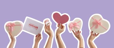 Kartlı kadın elleri, hediye kutuları, leylak arkaplanda kalp ve nişan yüzükleri. Sevgililer Günü kutlaması