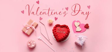 Hediye kutuları ve pembe arka planda süslemeleri olan tatlı bento keki. Sevgililer Günü kutlaması