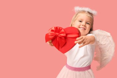 Aşk tanrısı gibi giyinmiş, pembe arka planda kalp şeklinde hediye kutusu olan tatlı küçük bir kız. Sevgililer Günü kutlaması