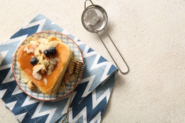 Kalp şeklinde leziz krepler, hafif arka planda yabanmersini ve fındıklı. Sevgililer Günü kutlaması