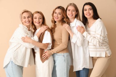 Bej arka planda güzel sarılan kadınlar