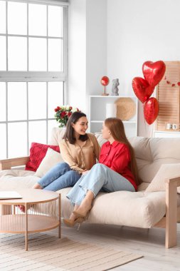 Sevgililer Günü 'nde evde oturan genç lezbiyen çift