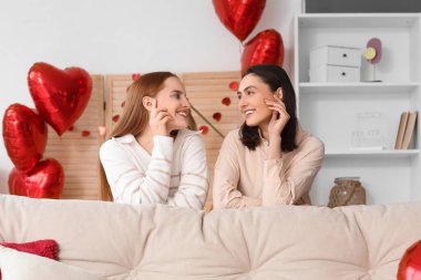 Sevgililer Günü 'nde evde genç lezbiyen çift