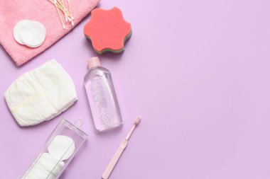 Bebek için farklı banyo aksesuarları.