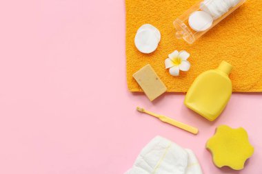 Pembe arka planda bebek için farklı banyo aksesuarları olan kompozisyon