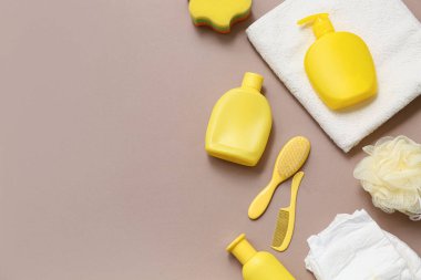 Renkli bebek için farklı banyo aksesuarları