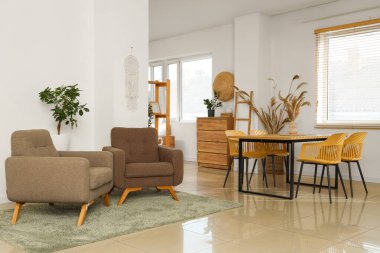 Modern stüdyo dairesinin içinde yemek masası var.