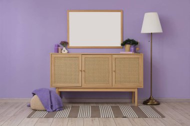 Boş çerçeve, klozet ve lambalı odanın içi