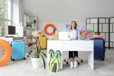 Şnorkel maskeli genç iş kadını yaz tatilini ofisinde bekliyor.