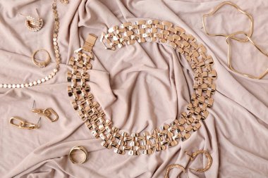 Kumaş arka planda farklı güzel mücevherler.