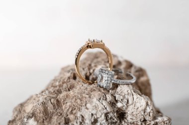 Hafif arkaplanda zarif halkaları olan taş, yakın plan.