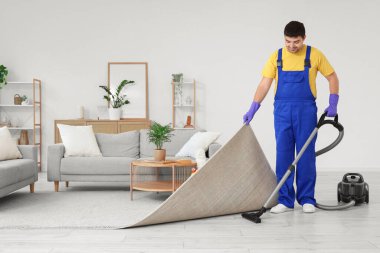 Temizlikçi odayı halının altına süpürüyor.