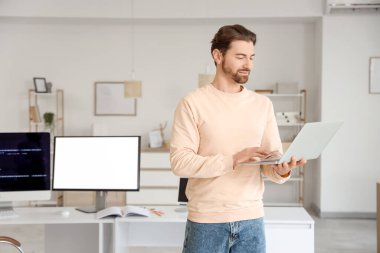 Dizüstü bilgisayarı olan erkek programcı