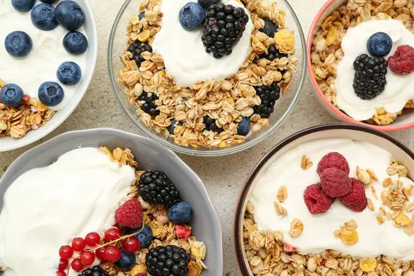 Bir kase lezzetli granola, yoğurt ve grunge arkaplan, yakın plan.