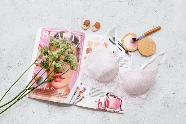Şık bayan sütyeni, dergisi, aksesuar ve çiçekli kompozisyon
