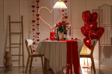 Sevgililer Günü için dekore edilmiş yemek odasının içi.