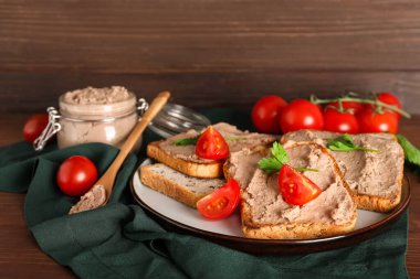 Tost tabağı, lezzetli börek, maydanoz ve domatesli ahşap zemin