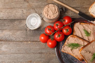 Tabak dolusu tost, lezzetli börek, domates ve ahşap kaplama dereotlu.