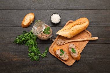 Koyu ahşap arka planda tost, tuz ve maydanozlu lezzetli börek.