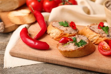 Kızarmış ekmek, lezzetli börek, maydanoz, acı biber ve domatesli ahşap zemin.