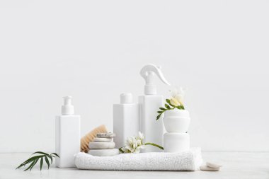 Kozmetik ürünleri, spa aksesuarları ve açık arkaplanda çiçekler ile kompozisyon