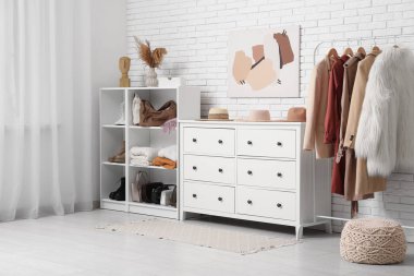 Kadın kıyafetleri, ayakkabıları ve aksesuarları olan şık bir soyunma odası.