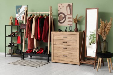 Büyük aynalı ve otlu modern soyunma odasının şık bir iç mekanı.