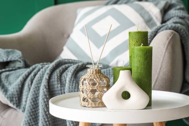 Oturma odasında vazo ve mumlarla kahve masası. Yakın çekim.