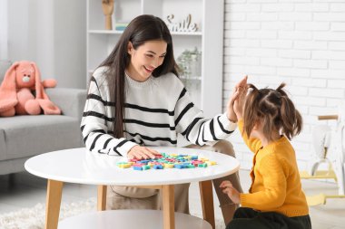 Şirin küçük kız evde mektuplarıyla öğretmenine beşlik çakıyor.