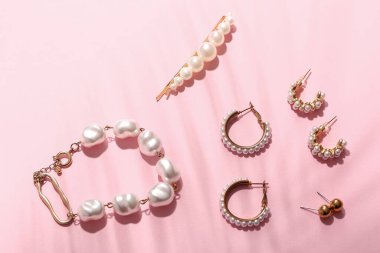 Pembe arka planda güzel inci mücevherler.