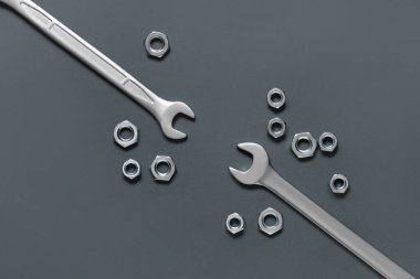 Krom fındıklı, koyu gri arka planlı anahtarlar