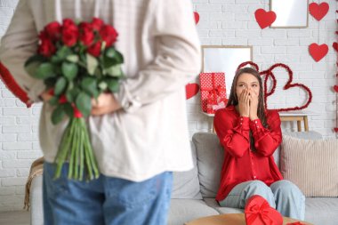 Sevgililer Günü 'nde erkek arkadaşından gül alan genç bir kadın.