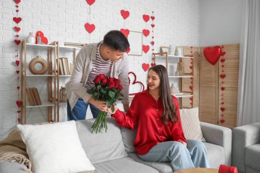 Sevgililer Günü 'nde sevgilisinden gül alan genç bir kadın.