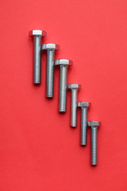 Kırmızı arkaplanda tıklama cıvataları satırı